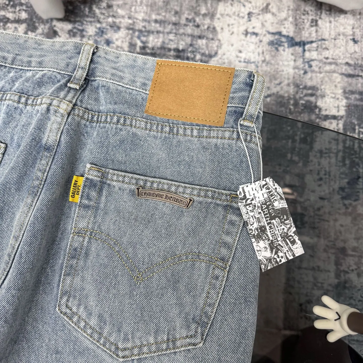 P280 Chrome Heart ｜Chrome Heart CH Heavy Industry Horsehair Spliced Flared Leather Jeans- 7*7 tannin 13.5 ammonia blue cow fabric, spliced with different colors of distressed denim, complete set of denim washing processes such as stone grinding, desizing, malaysian, hand rubbing, hanging grinding, fermentation washing, full spray, cat suede, etc. The genuine leather cross is made of natural horse hair and first-layer sheepskin. Because of the natural color of horse hair, different parts of the fur have different shades, and each pair is different, which is different from the imitation leather on the market. Each pair is the same; because the trousers are custom-made cross genuine leather trousers, they need to be disassembled many times, which is troublesome to sew and the shipment is very slow. Color: Spliced blue Size: 28 30 32 34 36